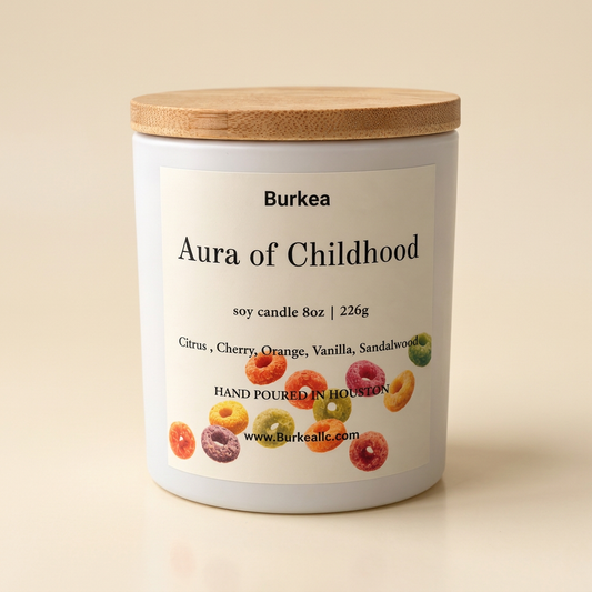 Aura of Childhood con tapa sobre fondo marfil