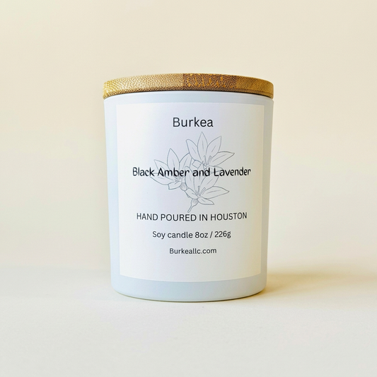 Black Amber and Lavender con tapa sobre fondo marfil