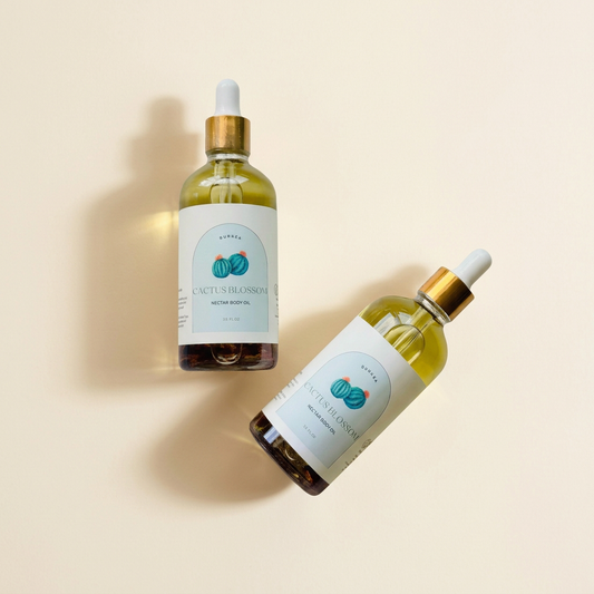 Dos frascos Cactus Blossom Body Oil con fondo marfil