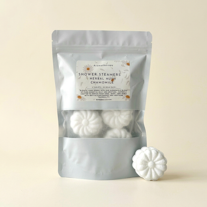 Herbal Hush Chamomile, bolsa con tableta y fondo marfil