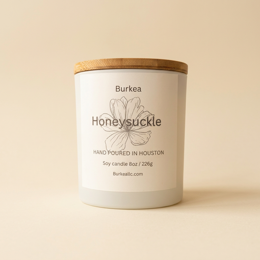 Honeysuckle con tapa sobre fondo marfil