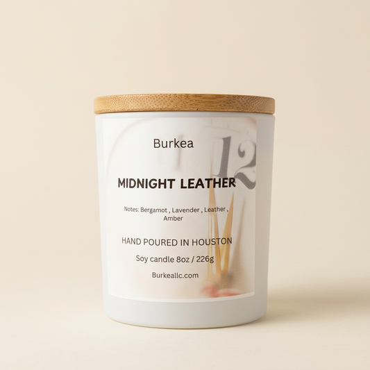 Midnight Leather con tapa sobre fondo marfil
